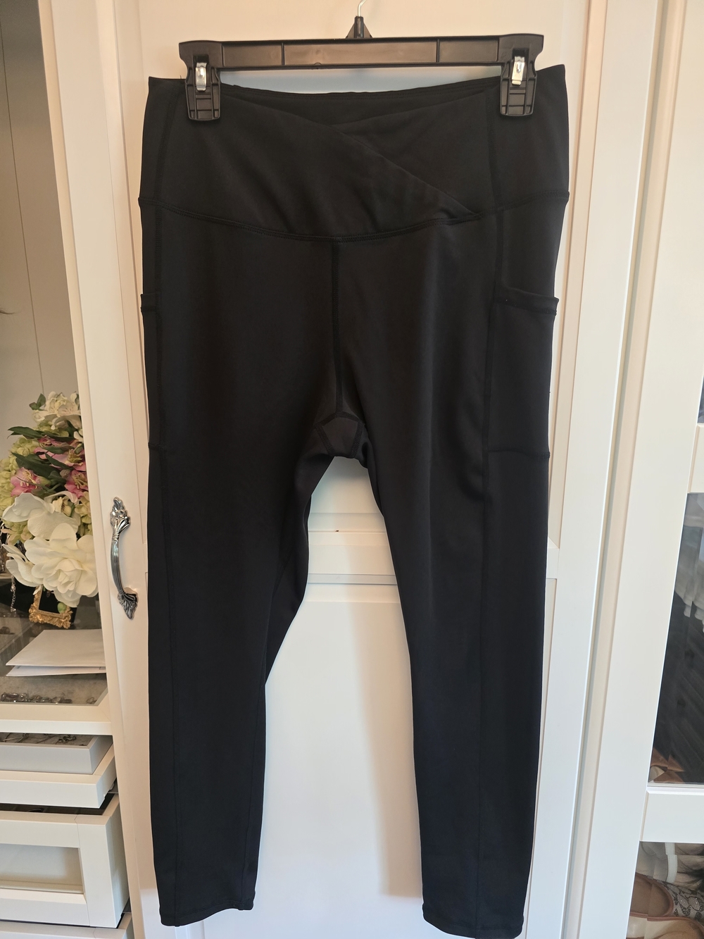 Black High-Waist Leggings with Side Pockets